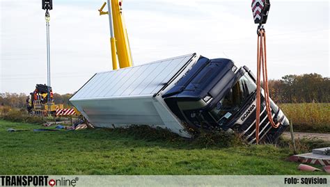 Transport Online Vrachtwagen In De Sloot In Weert Foto