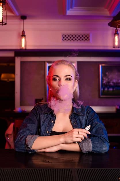 Mujer Bonita Joven Fuma Un Cigarrillo Electrónico En El Bar De Vape