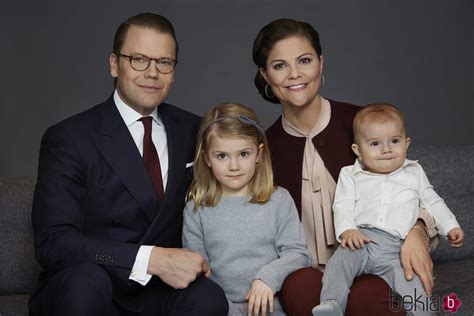 Retrato Familiar De Victoria Y Daniel De Suecia Con Sus Hijos Estela Y