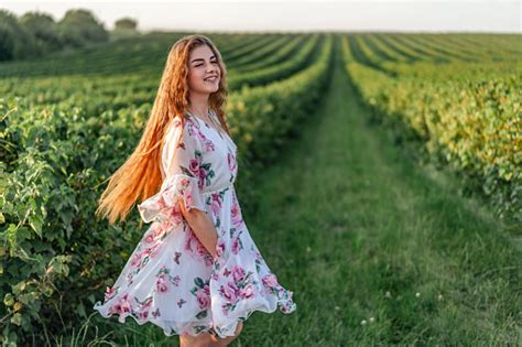 Photo Libre De Droit De Belle Femme Avec De Longs Cheveux Bouclés Et Le