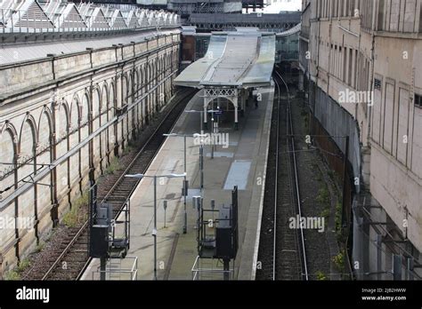 Edinburgh Waverley rail station Stock Photo - Alamy