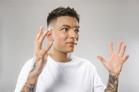 Retrato Frontal De Medio Cuerpo Masculino Atractivo Sobre Fondo Gris De