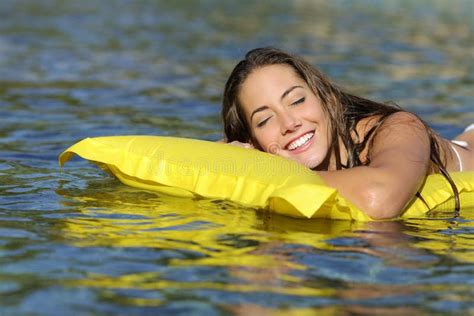 Niña Bañándose Con Flote Y Saltando Foto De Archivo Imagen De Sunglasses Verano 221670642