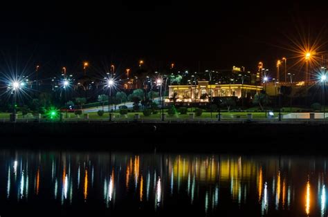 Vista Nocturna De Bak Con La Torre De Televisi N De Rascacielos Y La