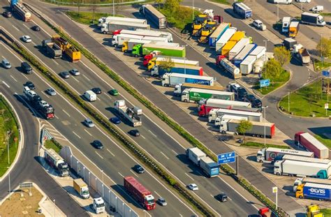 Luftaufnahme Bottrop LKW Abstellflächen an der Autobahn Raststätte