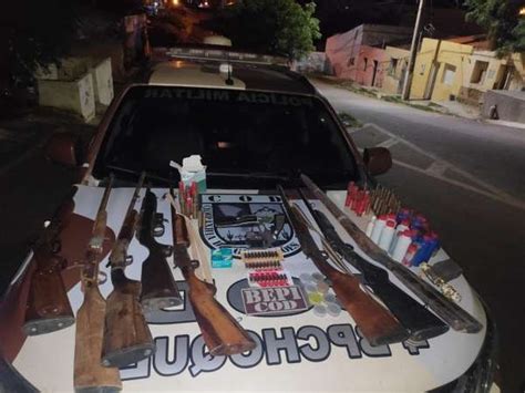 Pai E Dois Filhos Que Guardavam Nove Armas Em Casa São Autuados Em