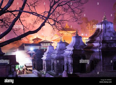 Templo hindú de Pashupatinath en luz de noche los templos y santuarios