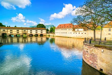 Strasbourg Medeltida Bro Ponts Couverts Och Domkyrka Alsace Arkivfoto