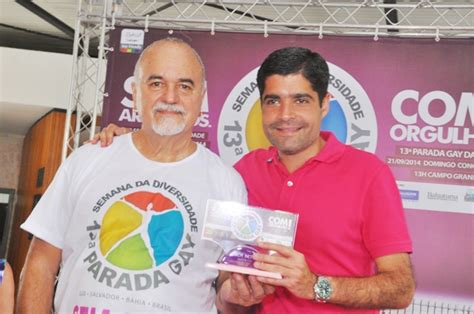 Grupo Gay da Bahia homenageou personalidades e entidades na ª Parada Gay da Bahia confira as