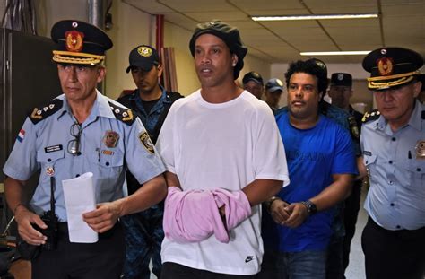 Ronaldinho Gaúcho e irmão chegam algemados para audiência no Paraguai