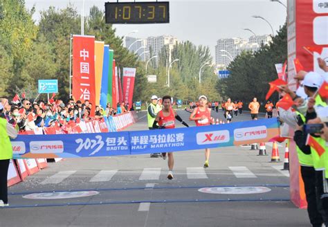 第三场包头半程马拉松鸣枪起跑 八千余名跑者奔跑迎国庆包头新闻网黄河云平台