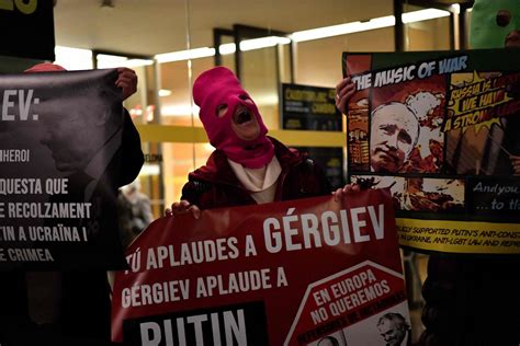 Slobodna Dalmacija Članica Pussy Riota pobjegla iz Rusije unatoč policijskom nadzoru sjajno