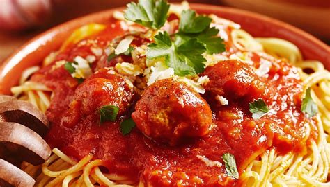 Spaghetti con Salsa de Tomate y Albóndigas Receta Italiana