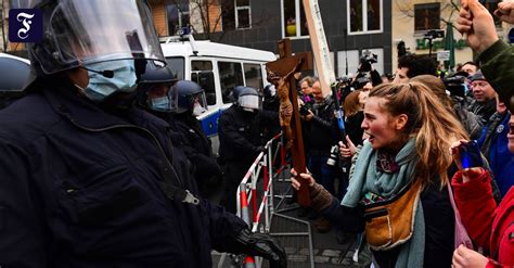 Tausende Protestieren Gegen Corona Einschr Nkungen In Berlin