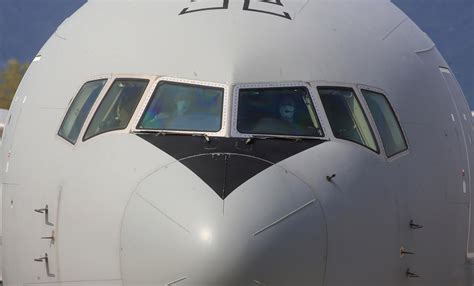 Sbarcano al Marco Polo con documenti falsi, arrestati