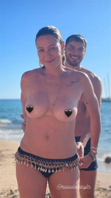 SBT TV Luana Piovani é fotografada fazendo topless na praia