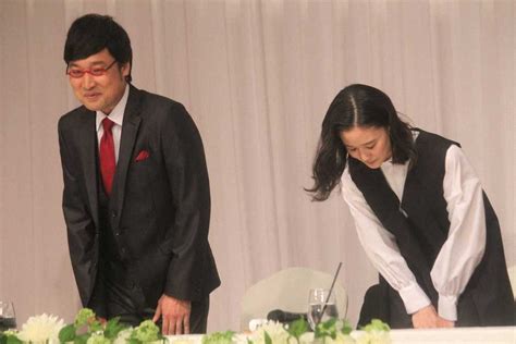 結婚会見を開いた「南海キャンディーズ」の山里亮太と蒼井優 ― スポニチ Sponichi Annex 芸能