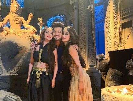 Mouni Roy shares behind-the-scene photos of Naagin 3 grand finale and ...