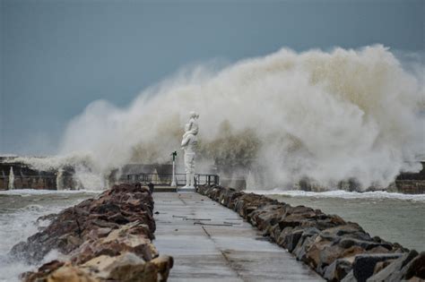 Tempête Ciaran Les images impressionnantes au Havre et à Rouen