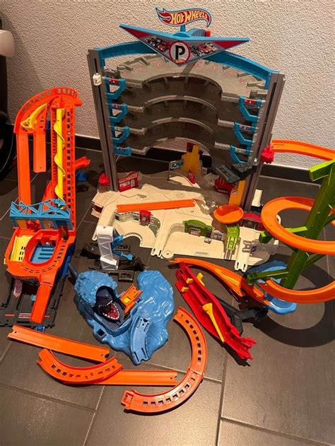 Riesen Hot Wheels Set Parkgarage etc Gebraucht in Rupperswil für CHF nur Abholung auf