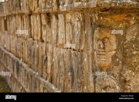 La plataforma de los cráneos o Tzompantli Yacimiento arqueológico Maya