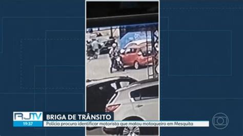 Imagens mostram momento em que motociclista é assassinado após briga de