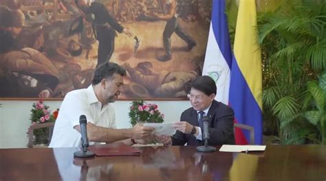 Embajador De Colombia Presenta Cartas De Estilo