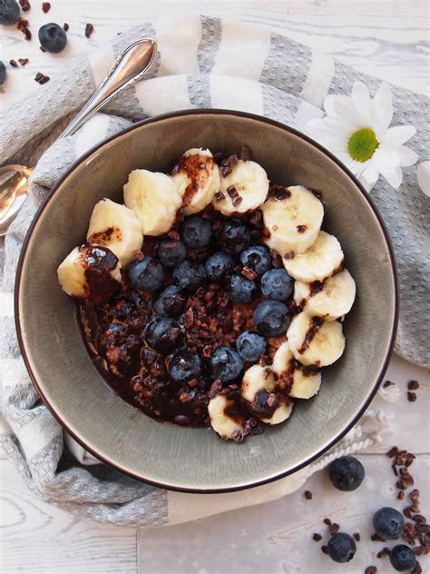 Kakao Porridge mit Banane Blaubeeren und Schokosoße