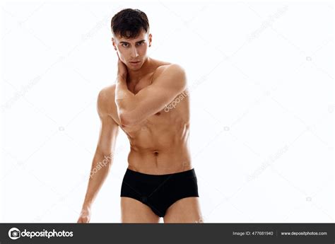 Sexy Homem Nu Muscular Corpo Posando Em Um Fundo Leve Foto