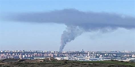 Un incendio en una nave de Valdemingómez provoca una gran columna de