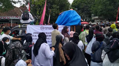 Bupati Nina Agustina Temui Guru Honor Lulus Passing Grade Tak Diangkat