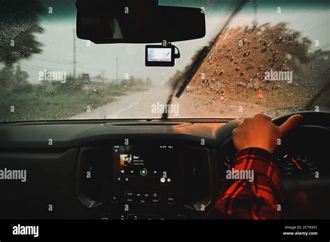 Hombre Conduciendo Un Coche Bajo La Lluvia Por La Noche Conduciendo