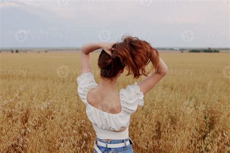 Femme Avec Rouge Cheveux Sur La Nature Dans Une Champ Paysage Inchang