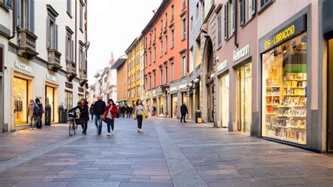 Una città in cammino percorsi alla scoperta dei tesori nascosti di