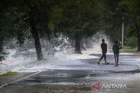 Masyarakat Pesisir Diimbau Waspada Gelombang Tinggi Hingga Enam Meter