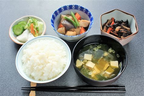 不摂生な食事を改善するために栄養バランスのとれた食事を意識しよう 健康情報コラム