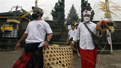 Ritual Penyucian Hewan Kurban Dalam Upacara Persembahyangan Di Bali