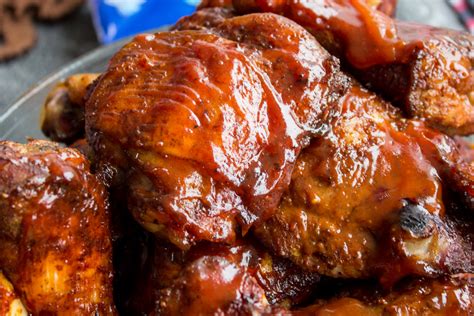 gegrillte BBQ Hähnchenkeulen vom Smoker oder Backofen