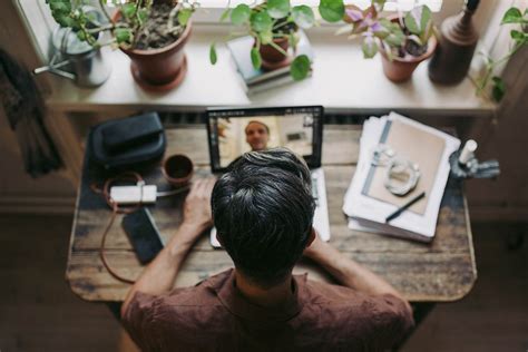 Governo regulamenta teletrabalho e cria contrato por produção Metrópoles