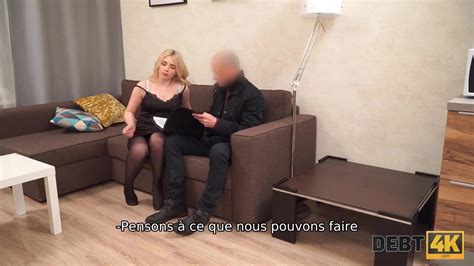 Debt K Blonde Fascinante Aux Cheveux Boucl S Bais E Par Un Agent De Recouvrement Free Sex