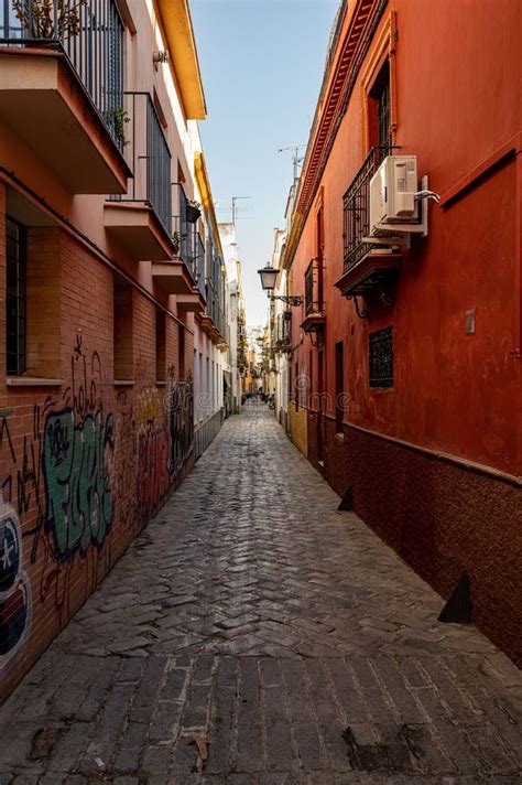 Calle Empedrada Estrecha Entre Edificios Rojos En Andalusia Foto De