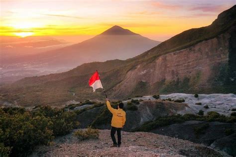 Alasan Kamu Wajib Mendaki Gunung Papandayan Sekali Seumur