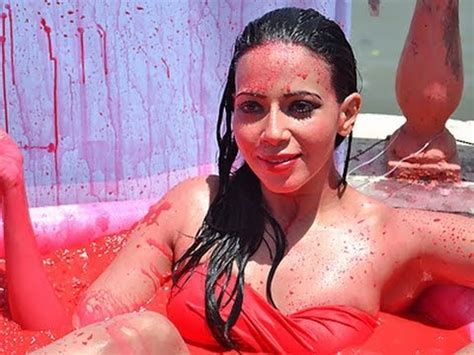 Rozlyn Khan Bikini Holi Red Hot Chili Tez News Youtube