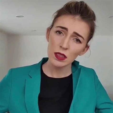 Comedian Melanie Bracewell Shuts Down Tinder Match In Viral Video