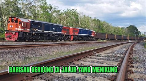 Kereta Api Babaranjang Cc Barisan Gerbong Keren Melewati