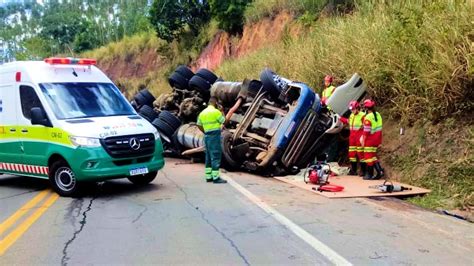 Carreta Tomba Na BR 101 Em Aracruz E Motorista Fica Preso As Ferragens