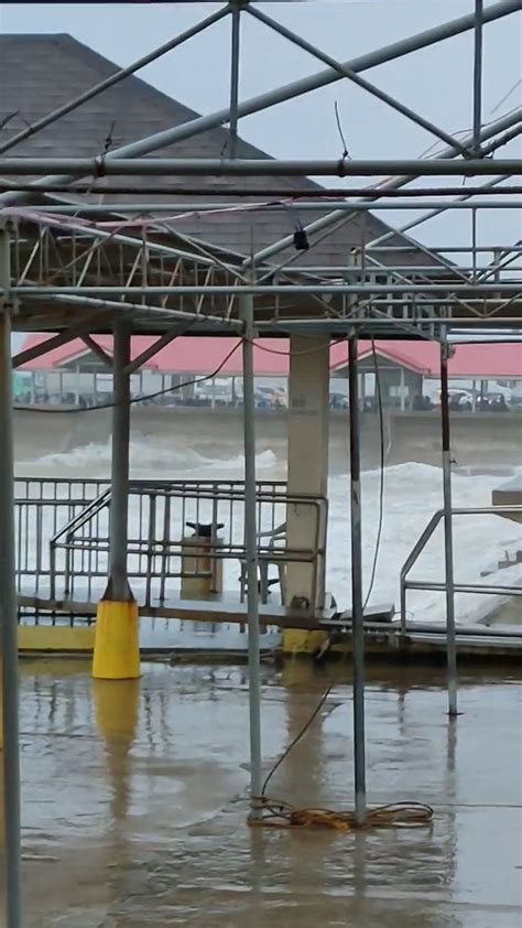 Panay News Watch Waves Pound The Caticlan Jetty Port In Malay Aklan