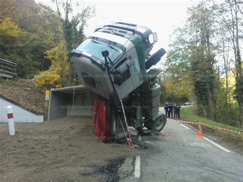 Is Re Sud Spectaculaire Accident De Camion Le Chauffeur Indemne