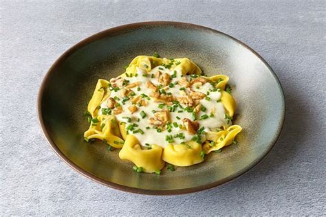 Tortellini de carne con queso exquisita preparación de origen italiano