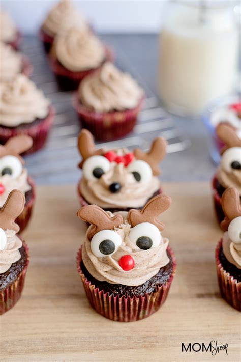 Reindeer Cupcakes with Cinnamon Cream Cheese Frosting - MomSkoop